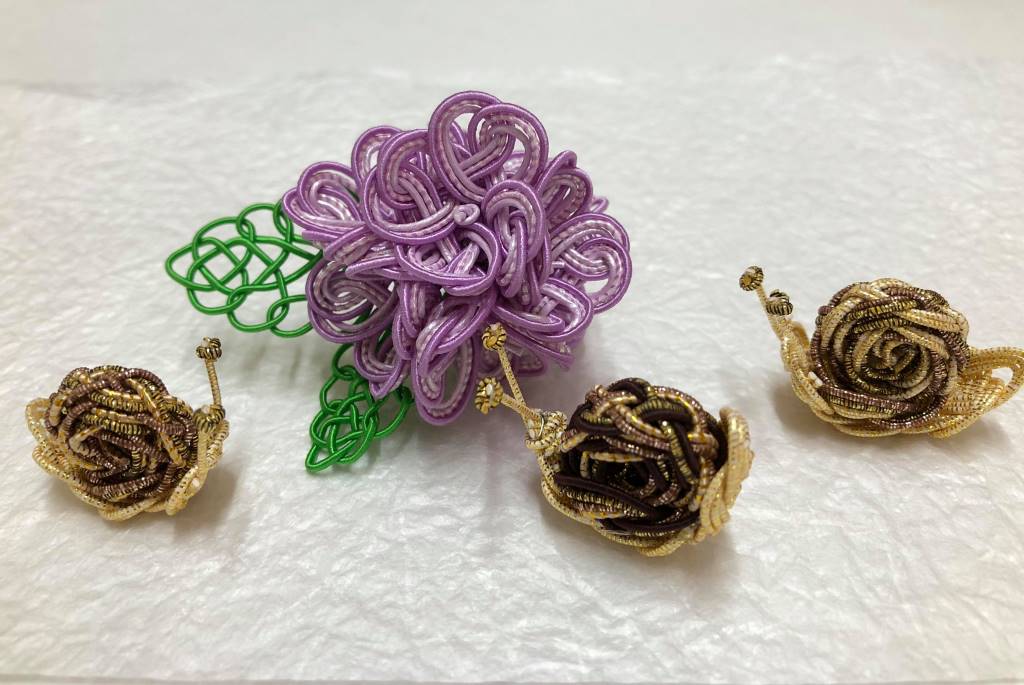 水引紐でカタツムリと紫陽花をデザイン　立体的な水引細工