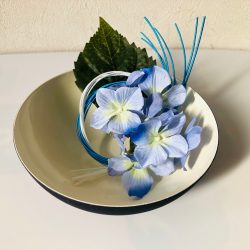 水引紐のフラワーアレンジメント｜花の色や形を引き立てるシンプルな装飾を