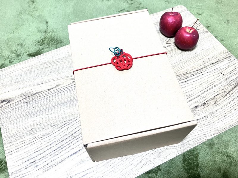 水引梅結びのラッピング飾り｜年末年始の贈り物には可愛いりんごのモチーフを