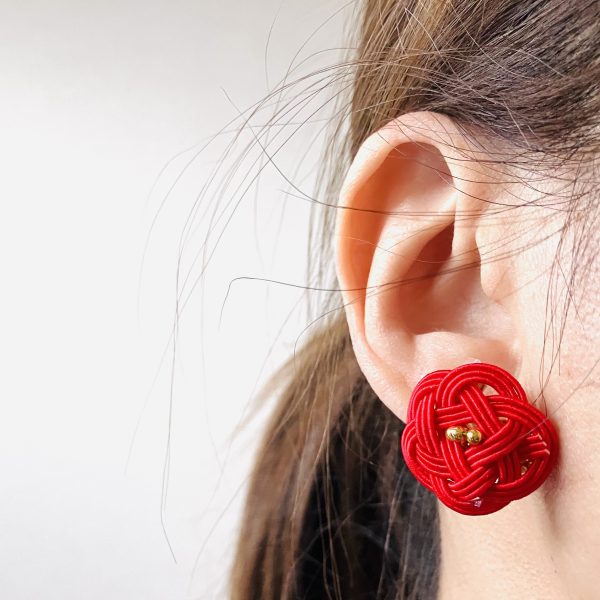 水引椿結びのピアス｜シックで上品な形が春を予感させる装いに