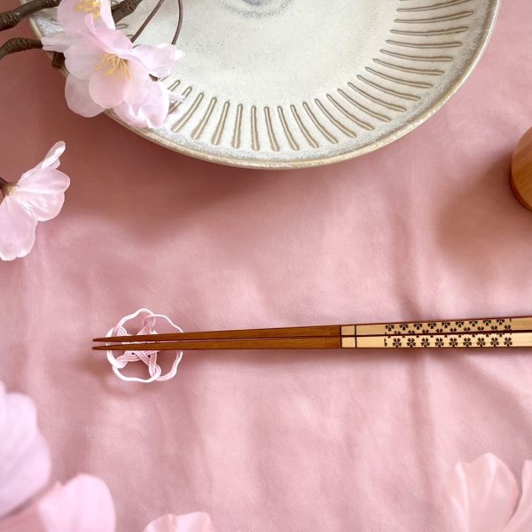 水引追いかけ梅結びの箸置き｜桜の形で春の宴席を華やかに演出