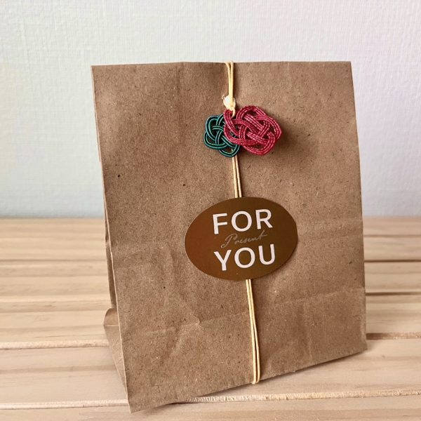 水引梅結びのラッピング飾り｜クリスマスカラーの星形をふたつ並べて