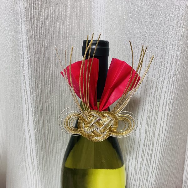 水引あわじ結びのボトル飾り｜ちょっとした心遣いでお祝いの席を華やかに