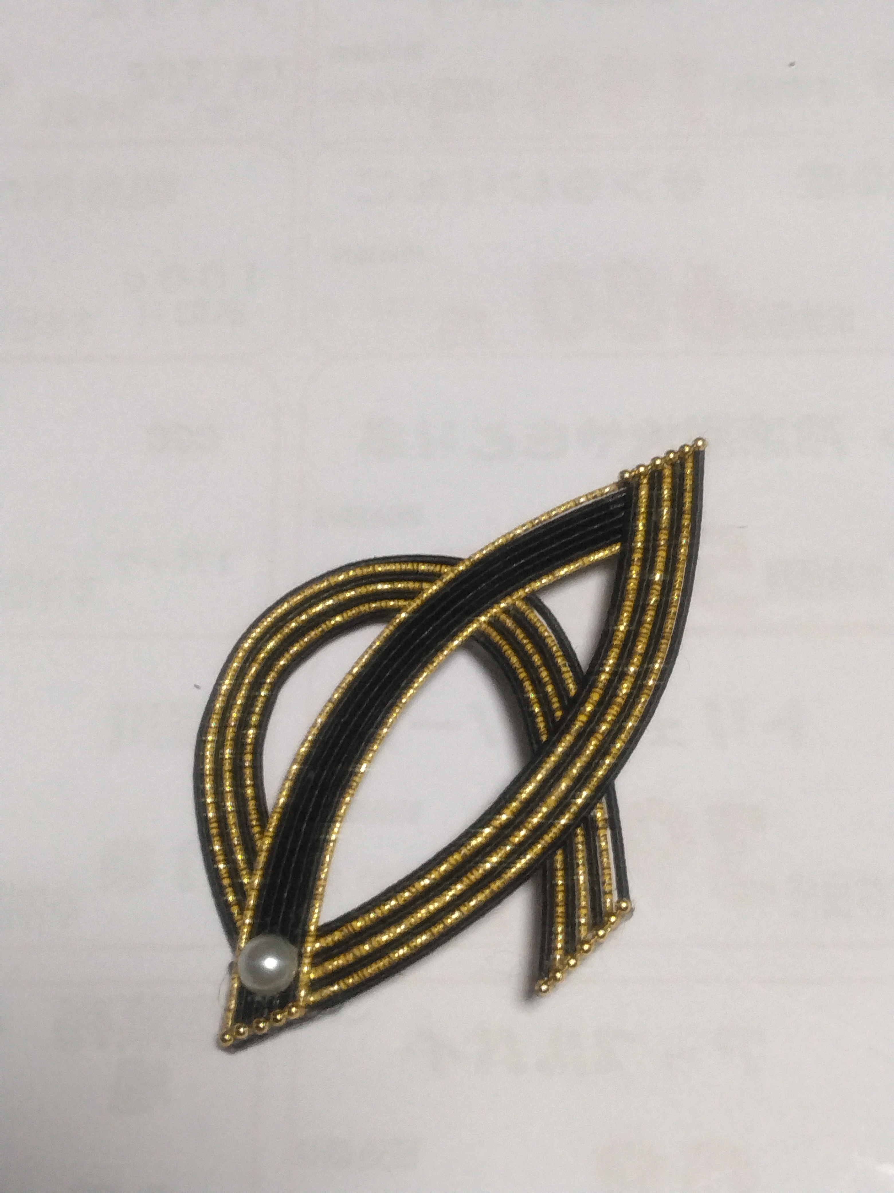 シックなブローチ